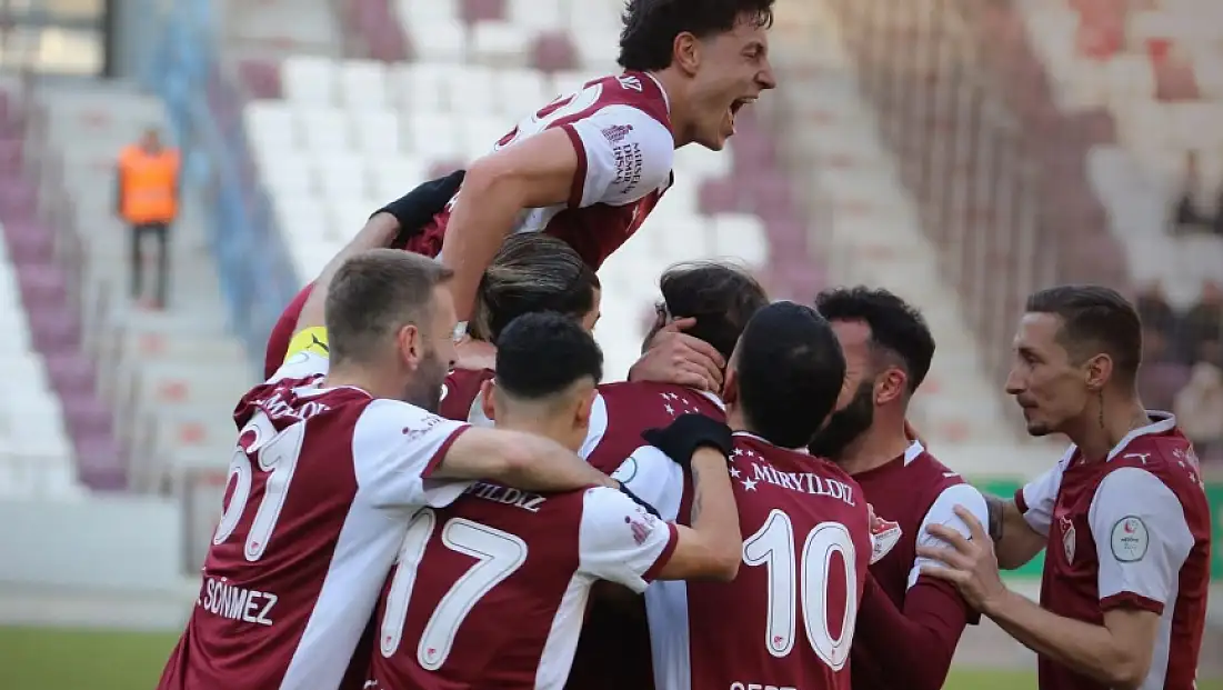 Sahada Diriliş, Tribünde İnanç