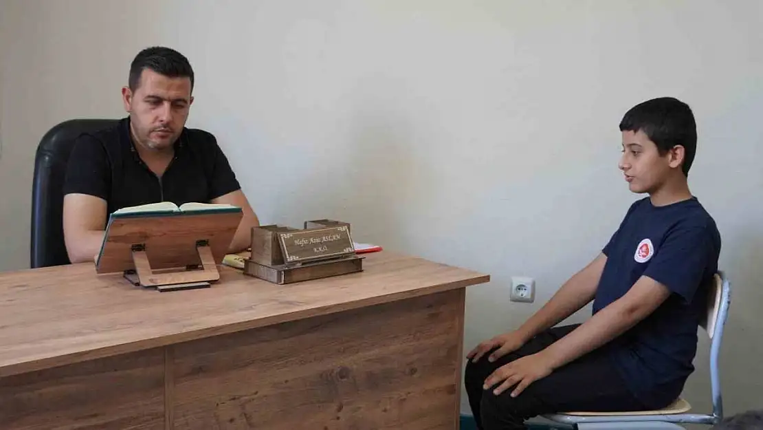 'Abi ben hafız oldum' diyen küçük kardeşe duygusal karşılık
