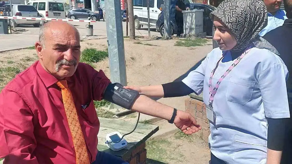 Akçadağ'da öğrenciler, halkın şeker ve tansiyonunu ölçtü