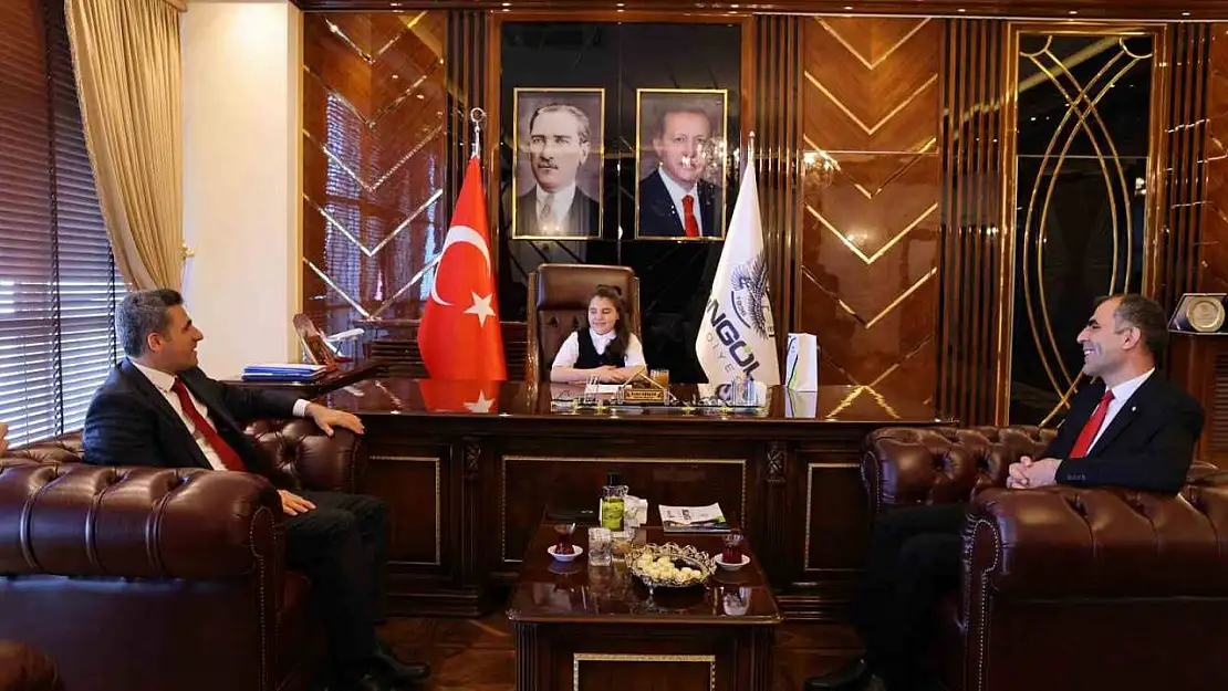 Başkan Arıkan koltuğunu minik Hacer'e devretti