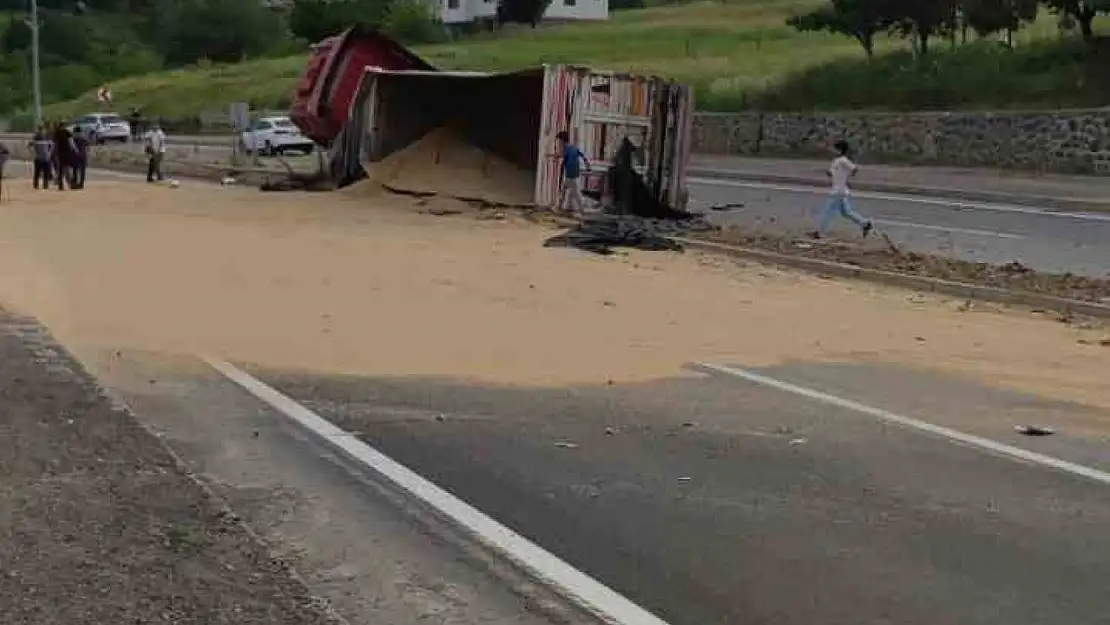 Bingöl'de buğday yüklü tır devrildi, yol trafiğe kapandı