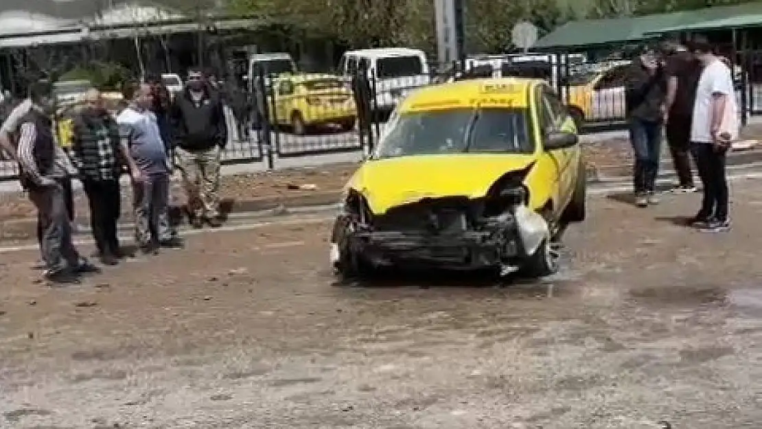 Bingöl'de otomobil refüje vurdu: 3 yaralı