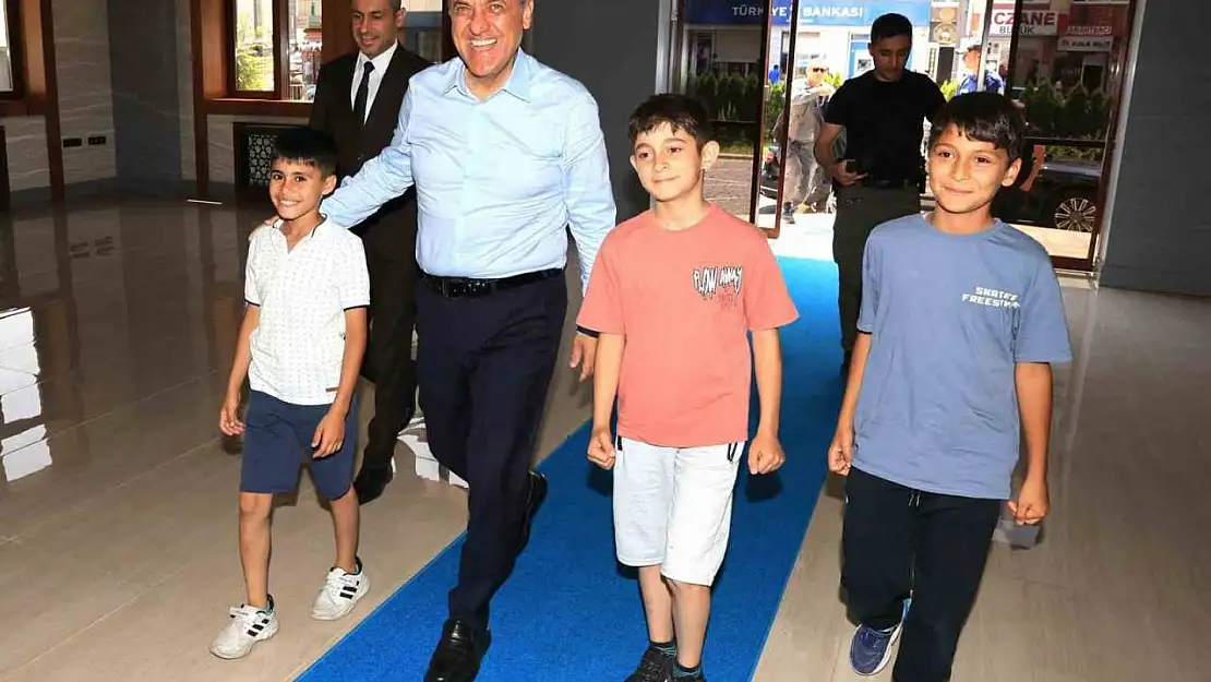 Bingöl Valisi Usta, çocukları makam arabasına aldı, makamında ağırladı