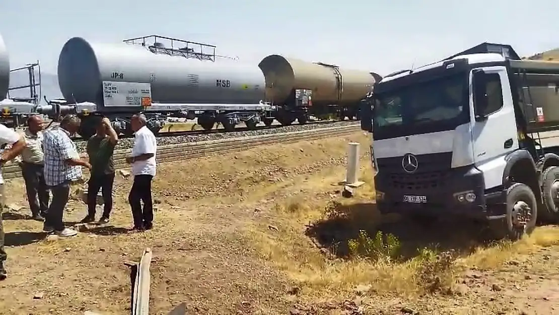 Elazığ'da tren kamyona çarptı: 1 yaralı