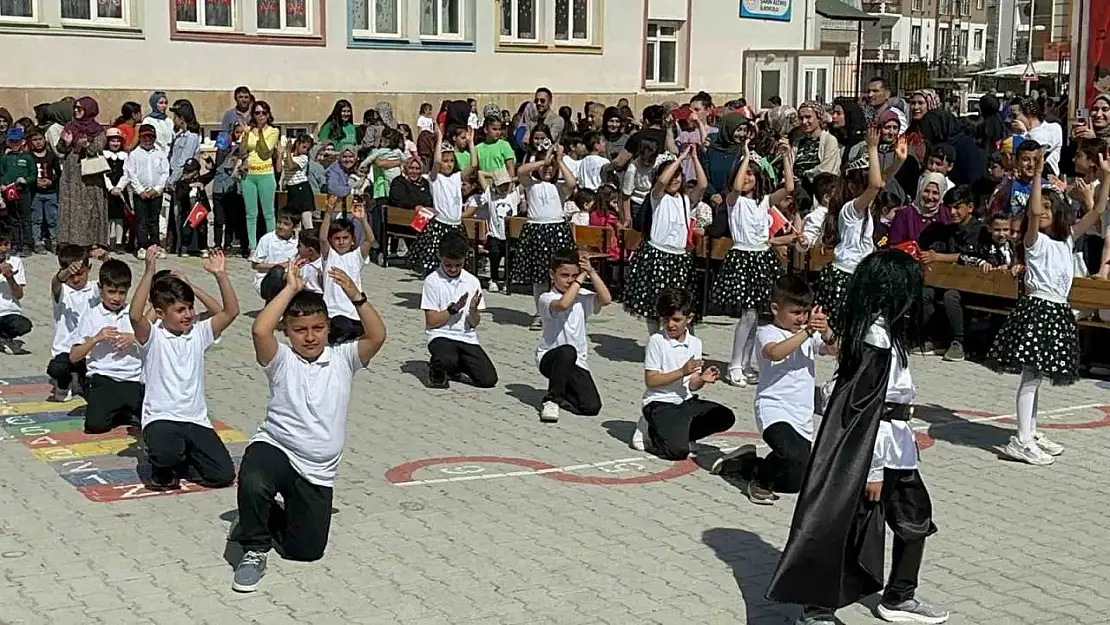 Malatya'da 23 Nisan Coşkusu, minikler bayramlarını renkli etkinliklerle kutladı