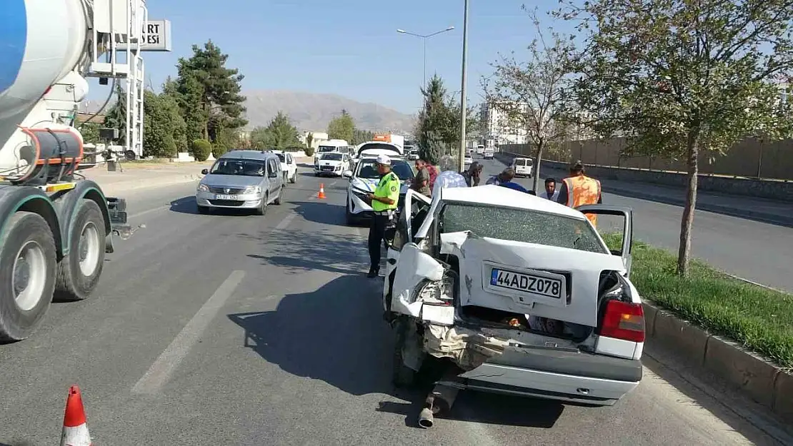 Malatya'da 4 aracın karıştığı kaza trafiği felç etti