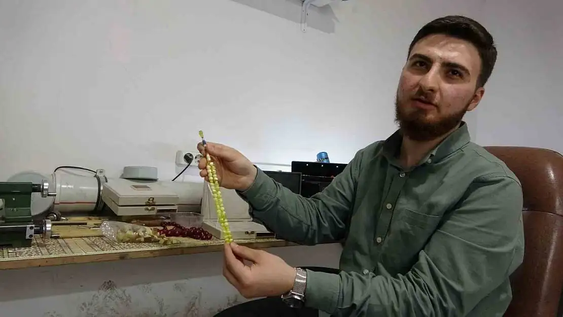 Usta ellerin ürettiği  'tespihler' 10 ila 15 bin TL arasında alıcı bulabiliyor