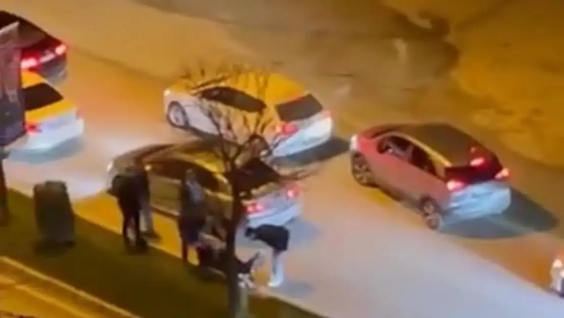 Yol verme tartışmasında trafikte araçlarını durdurup kavga ettiler