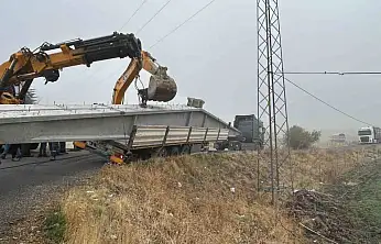 Bingöl'de virajı alamayan tır yan yattı