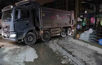 Hafriyat kamyonunun patlayan lastiği iş yerinin camlarını kırdı