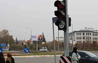 Türkiye'de ilk uygulama: Trafik sinyalizasyonlarında 'Şiddete Hayır' ve 'Kadına Saygı' mesajı