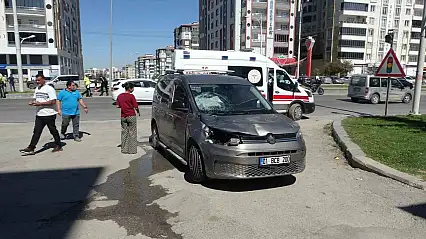 Hafif ticari aracın çarptığı anne ve 2 çocuğu ağır yaralandı