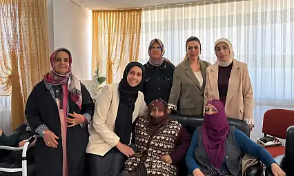 Hanımefendi Duruşuyla Takdir Topluyor