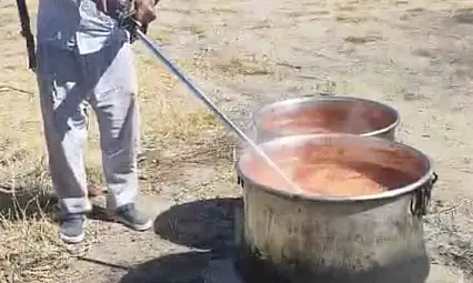 Salçayı ot biçme makinesi ile karıştırdı