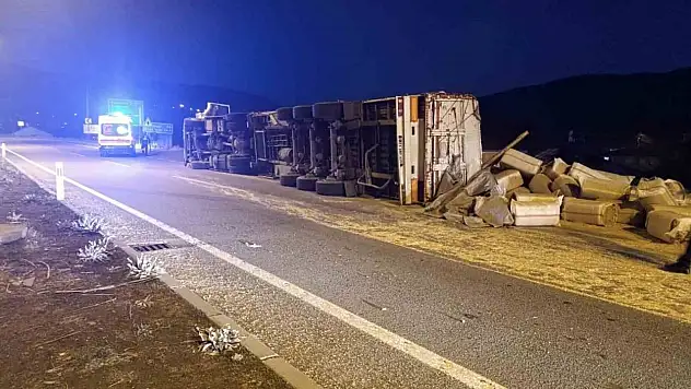 Bingöl'de saman yüklü kamyon devrildi