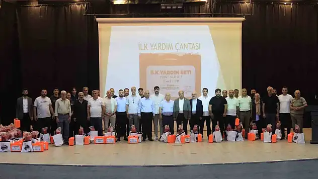 Elazığ Belediyesi muhtarlara ilk yardım ve yangın söndürme tüpü dağıttı