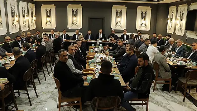 Elazığ TSO Başkanı İdris Alan, Esnaf ve Sanatkârlar Oda Başkanları, STK Başkanları ve kamu kurumlarının yöneticileriyle iftar programında bir araya geldi.