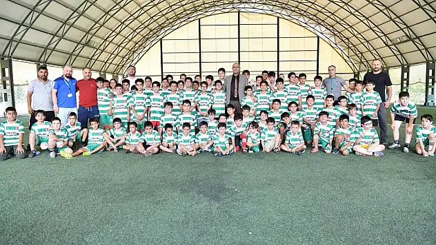 Geleceğin yıldızları Yeşilyurt Belediyesi futbol kursunda yetişiyor