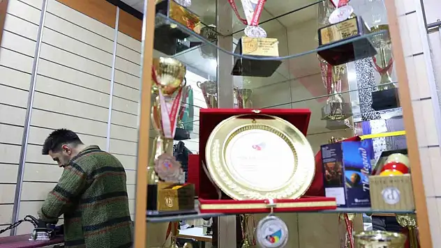 Gündüz terzi, akşam bilardo şampiyonu