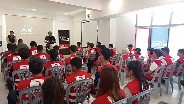 Malatya Büyükşehir Belediyesi'nden genç gönüllülere afet ve yangın eğitimi
