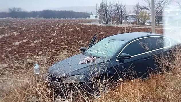 Malatya'da kontrolden çıkan otomobil tarlaya girdi: 4 yaralı