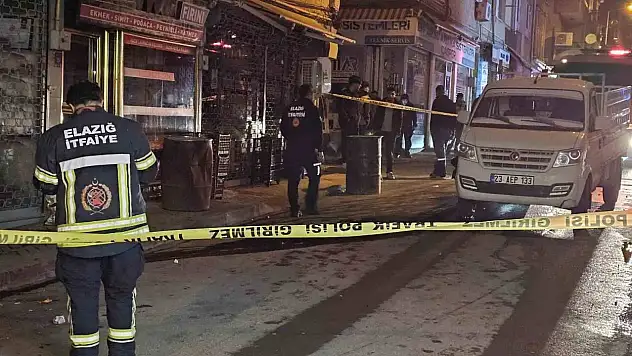 Motosikletin çarptığı pikabın yakıt deposu delindi: Yol trafiğe kapatıldı