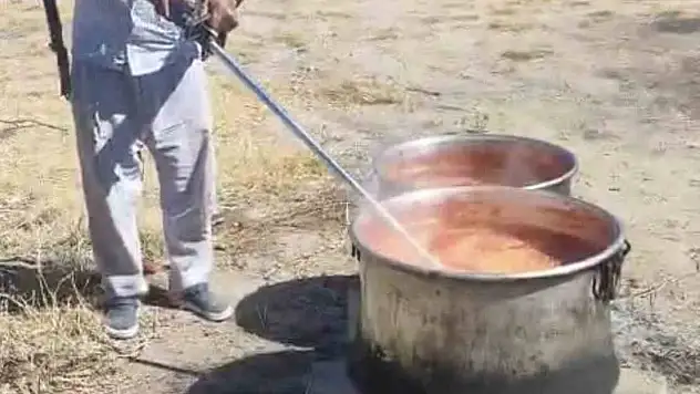 Salçayı ot biçme makinesi ile karıştırdı