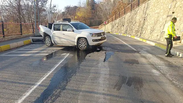 Tunceli'de kamyonet, 7 metre yükseklikten düştü: 4 yaralı