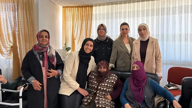 Hanımefendi Duruşuyla Takdir Topluyor