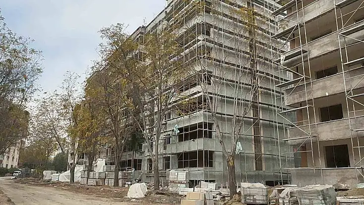 Elazığ'da inşaattan düşen işçi ağır yaralandı