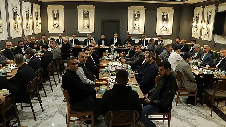 Elazığ TSO Başkanı İdris Alan, Esnaf ve Sanatkârlar Oda Başkanları, STK Başkanları ve kamu kurumlarının yöneticileriyle iftar programında bir araya geldi.