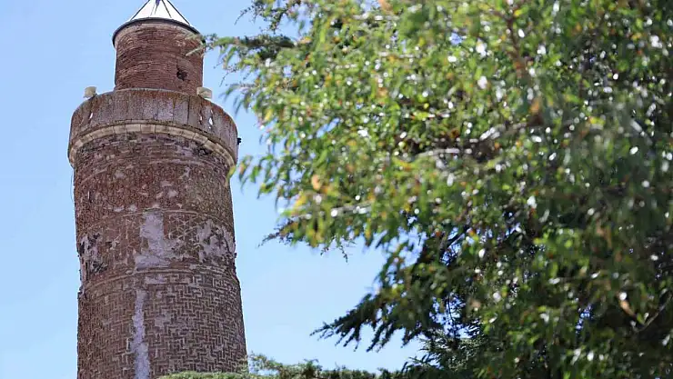 4 bin yıllık Harput'a gelenler, Pisa'dan daha eğri minareyi görünce şaşırıyor