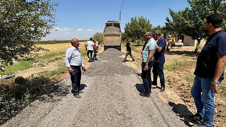 Akçadağ'da grup yolu çalışmaları devam ediyor