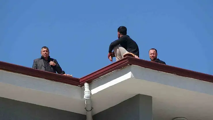 Alacağını alamadı çatıya çıktı, polis yiyecek verip indirdi