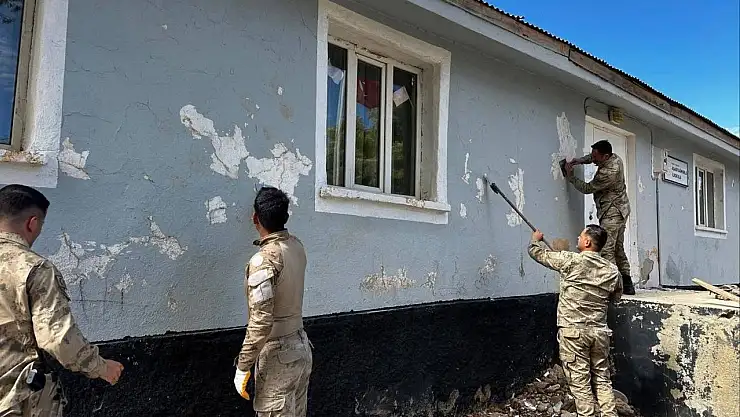 Bingöl'de jandarma ekipleri okulun bakım ve onarımını yaptı