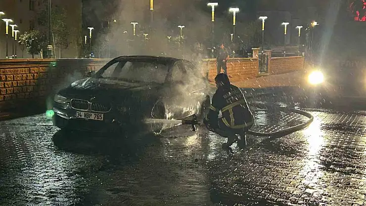 Bingöl'de lüks araç yanarak kullanılamaz hale geldi