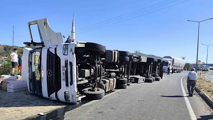Bingöl'de saman yüklü kamyon devrildi, yol trafiğe kapandı