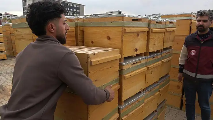 Doğunun en çok bal üretilen ikinci ili olan Bingöl'de arıcılara 435 organik kovan dağıtıldı