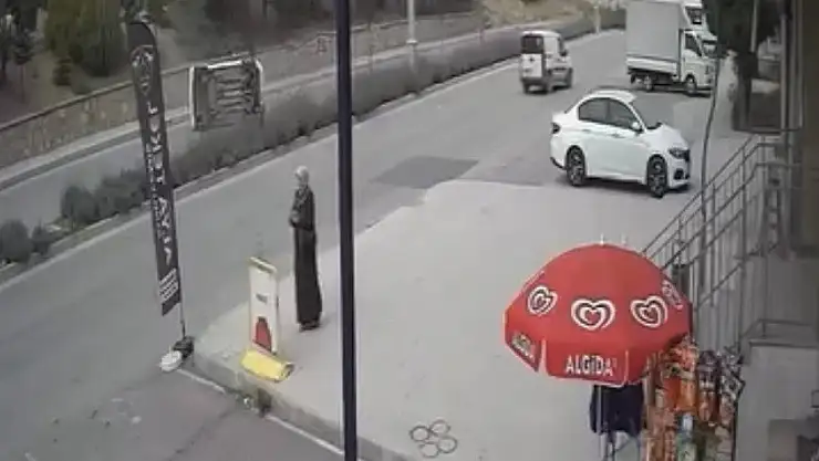 Elazığ'da aracın yan yattığı kaza kamerada