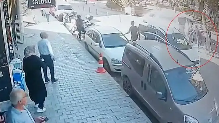 Elazığ'da bir grup, yolda yürüyen 3 kişinin yolunu kesip darp etti