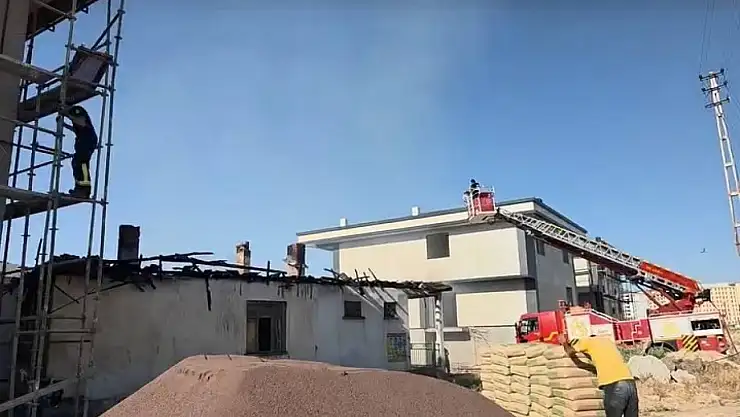 Elazığ'da çatı yangını