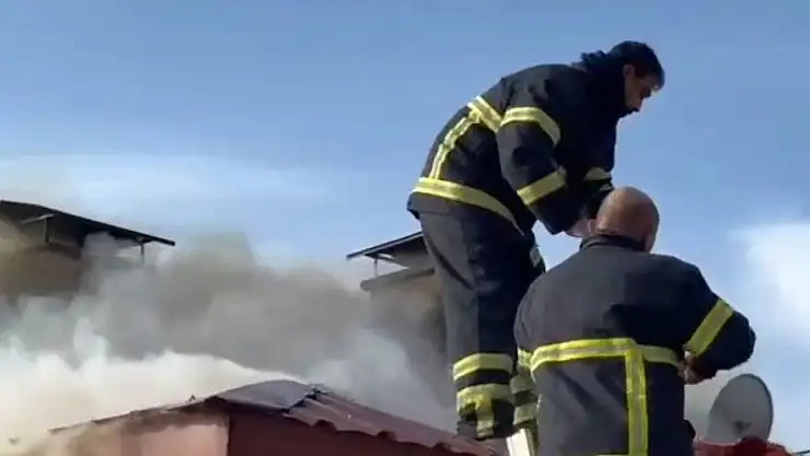 Elazığ'da çatı yangını