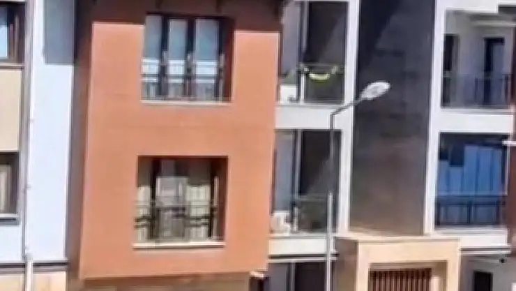 Elazığ'da çatıda tehlikeli çalışma