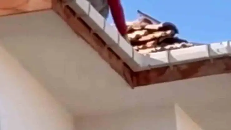 Elazığ'da çatıda tehlikeli çalışma