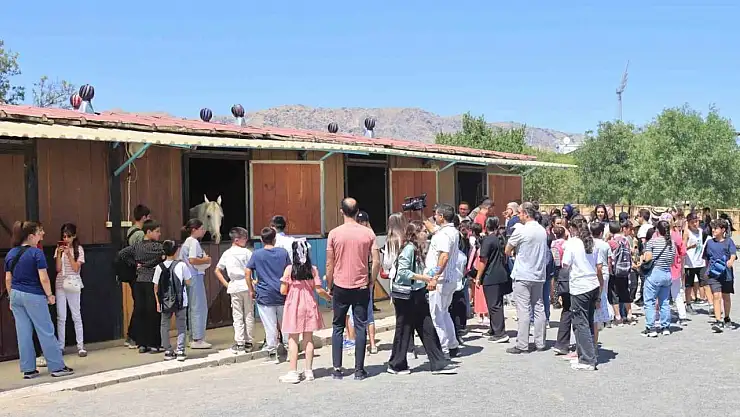 Elazığ'da çocuklar doyasıya gezdi