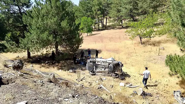 Elazığ'da hafif ticari araç şarampole uçtu: 3 yaralı