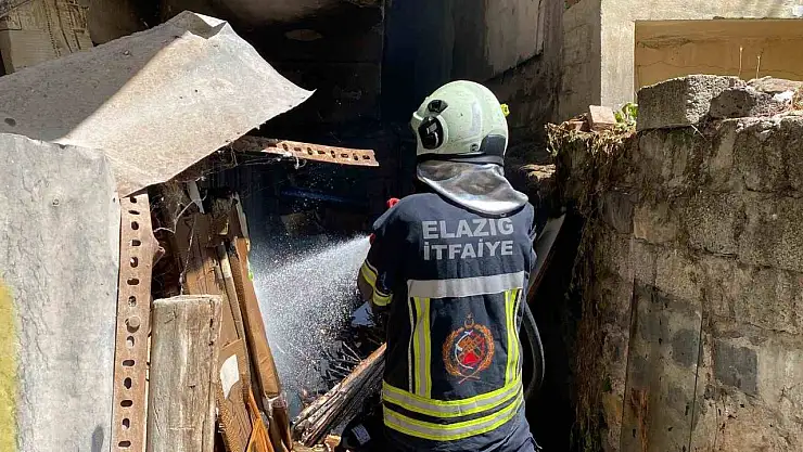 Elazığ'da havalandırma boşluğunda çıkan yangın paniğe neden oldu
