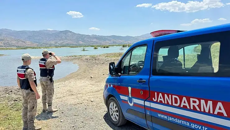 Elazığ'da jandarma ekipleri, su kenarlarında denetim yaptı