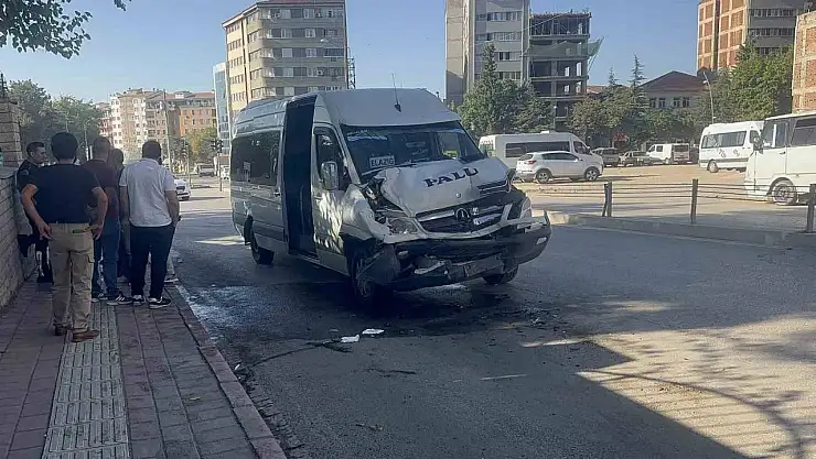 Elazığ'da minibüs otobüse çarptı: 8 yaralı