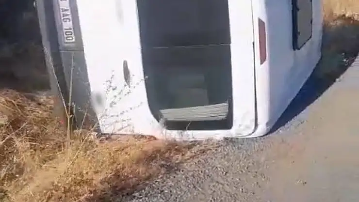 Elazığ'da öğrenci servisi devrildi, kazada yaralanan olmadı